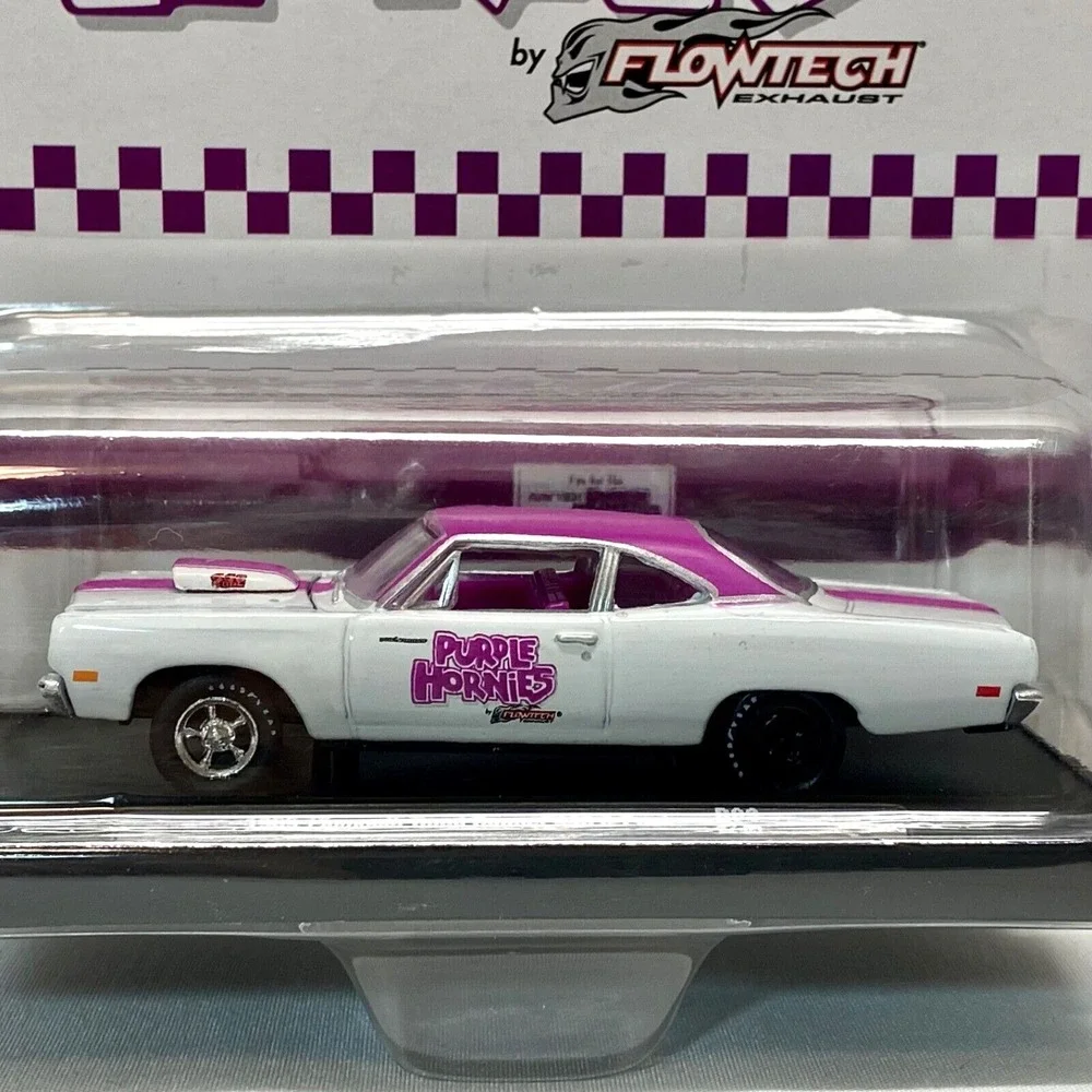 M2 Machines 1969 Plymouth Road Runner 440 6-Pack Purple Hornies Flowtech Exaust
